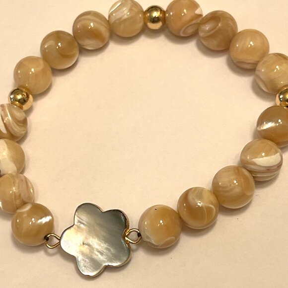 Mother of Pearl with MOP Flower Focal Stretch Bracelet - Picture 3 of 4